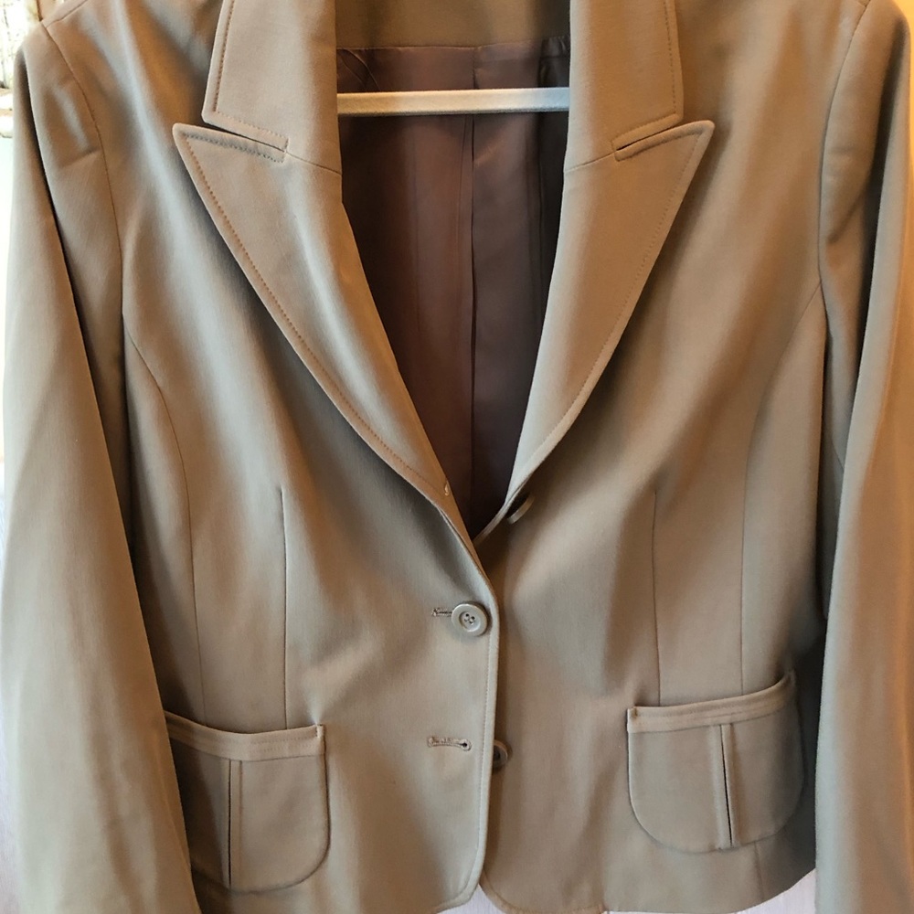 Kate hill taupe blazer with nice styling